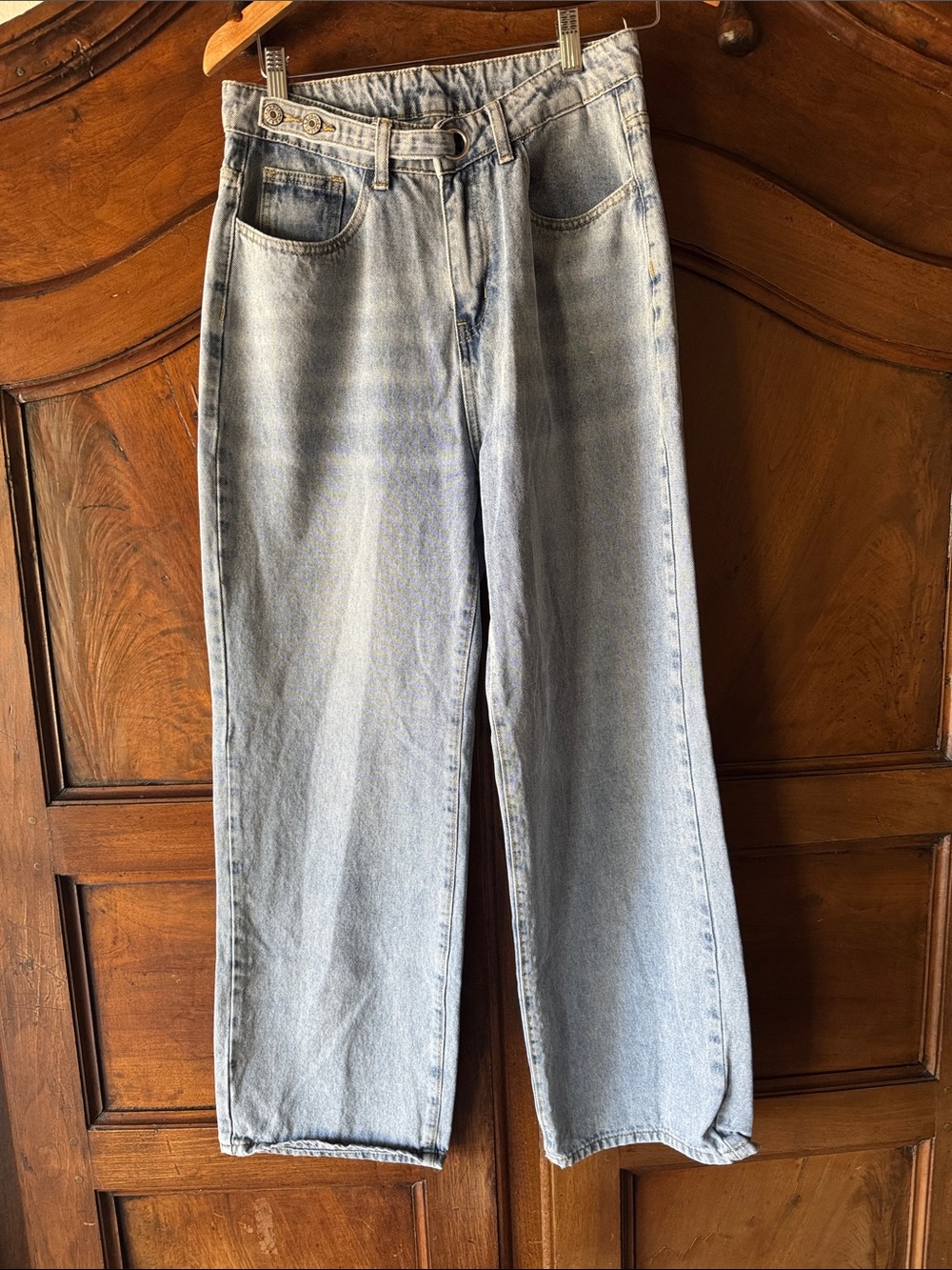 Light Wash Women's Wide-Leg Jeans
